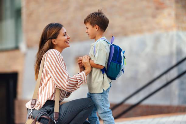 Mamá con hijo yendo al colegio